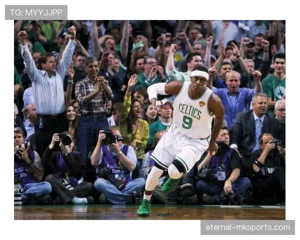 罗马尼亚球迷黄蓝助威点燃赛场，激情支持助球队强势回暖