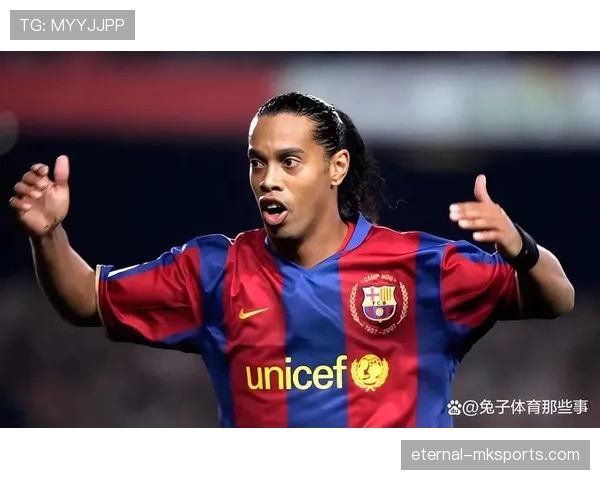 罗纳尔迪尼奥晚上戴钻戒玩牌，这生活谁顶得住啊？