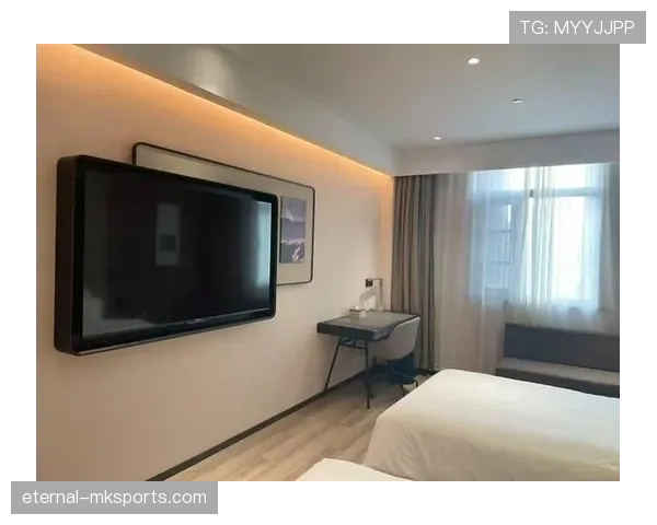 李梓嘉训练完直接瘫在场边啃冰棒，这松弛感是真不把自己当外人啊